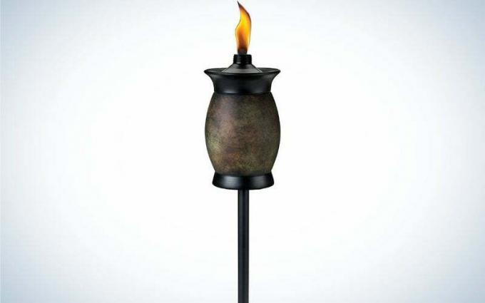 Čierna baterka s tenkým kovovým telom a hlavou ako kamenná nádoba so zapáleným ohňom.