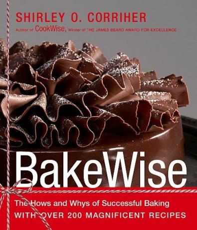 השער של BakeWise מאת שירלי או. קוריהר, מציגה עוגת שוקולד עם ציפוי שוקולד מצויץ.