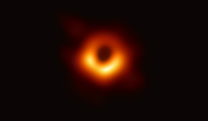 טבעת אור אדומה ומטושטשת מסביב לחור השחור שצולם לראשונה אי פעם