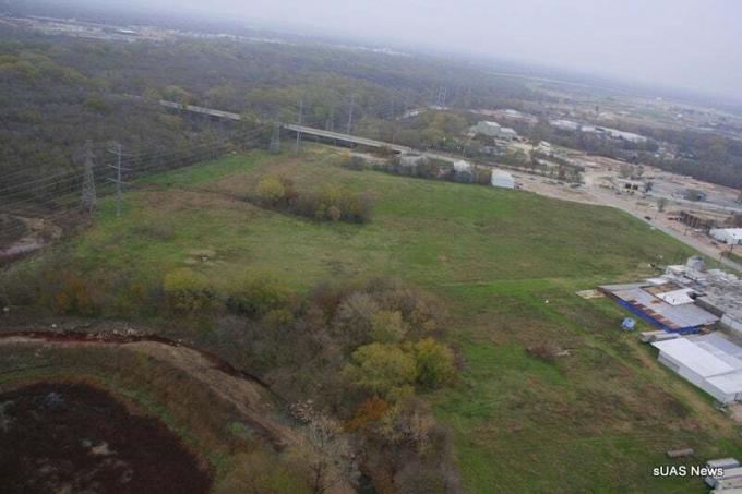 Pilot amater koji upravlja svojim dronom oko Dallasa u Teksasu pogledao je slike koje je dron snimao i primijetio nešto malo... čudno. Vidite li onu 