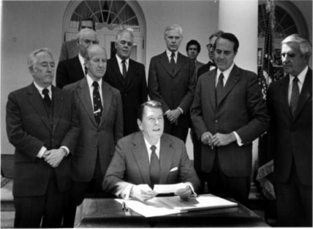 Prezident Ronald Reagan podpisuje 2. apríla 1982 zákon o zlepšení federálnych súdov, ktorý vytvoril americký odvolací súd pre federálny okruh.