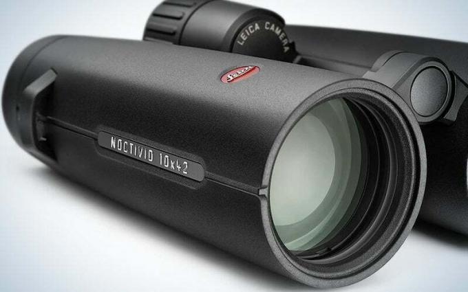 משקפת הפרימיום השחורה Leica Noctivid הטובה ביותר לטיולים על רקע ריק