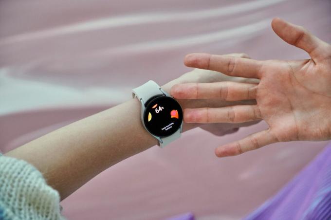Galaxy Watch 5 использует анализ биоэлектрического импеданса для измерения состава тела менее чем за 15 секунд.