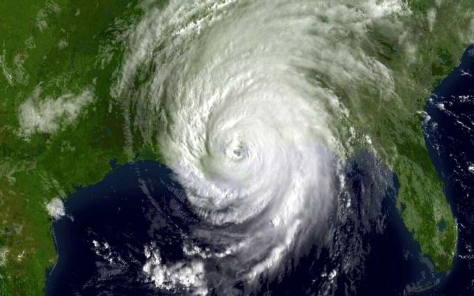 תמונה גלויה של GOES-12 של הוריקן קתרינה זמן קצר לאחר נפילת יבשה ב-29 באוגוסט 2005 ב-1415z. קרדיט: NOAANASA GOES Project מדיניות השימוש בתמונה של NASA. מרכז טיסות החלל של נאס