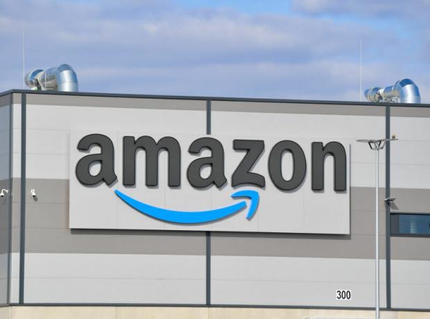 Логотип Amazon на боковой стороне многоэтажного окна.