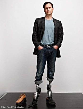 Hugh Herr pozira u odijelu s protetičkim nogama