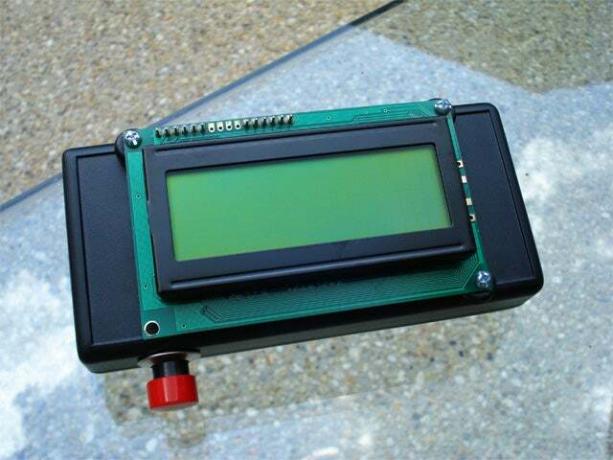 מכשיר אלקטרוני כף יד עם מסך LCD.