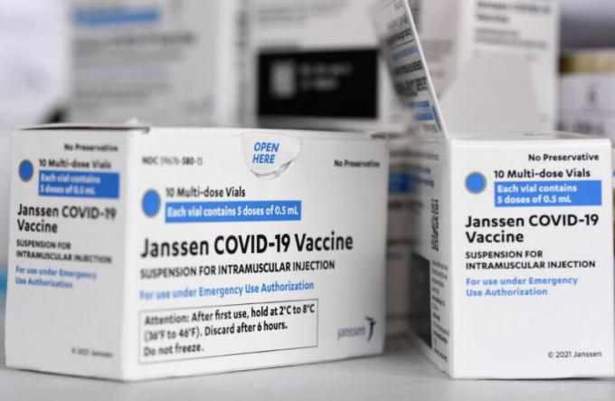 Kutije Johnson & Johnson Janssen COVID-19 cjepiva na mjestu cijepljenja na Floridi.