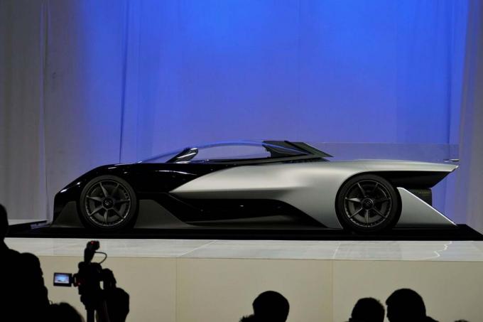 קונספט המכונית החשמלית של Faraday Future FFZERO1 על הבמה