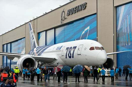 Boeing nakoniec, po viac ako troch rokoch meškania a ťažkostí, dodal úplne prvý 787 Dreamliner svojmu prvému zákazníkovi.