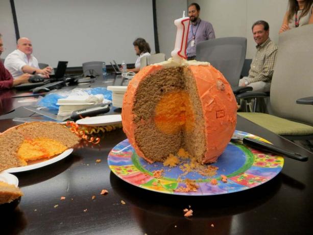 торт в форме планеты Марс со свечой № 1 наверху