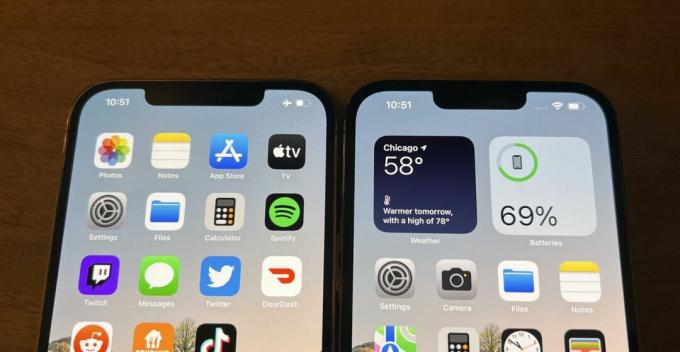 O entalhe do iPhone 12 Pro Max (esquerda) próximo ao entalhe do iPhone 13 Pro Max (direita).
