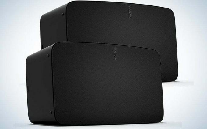 זוג רמקולים מחוברים למדף של Sonos Five בצבע שחור