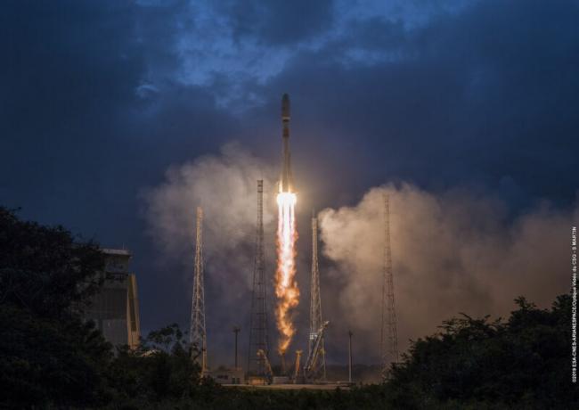 סויוז עולה מנמל החלל בגיאנה הצרפתית בפברואר 2019, נושאת את ששת הלוויינים הראשונים עבור OneWeb.