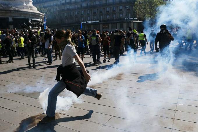 אדם בועט במיכל גז מדמיע בהפגנות בפריז