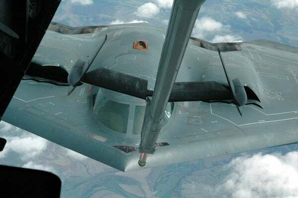 ה-B-2 יכול לטוס ברחבי העולם בריצה אחת כל עוד הוא מבוצר במספר פגיעות ממכלית דלק מוטסת לאורך הדרך.