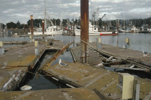 הצונאמי של נובמבר 2006 שתקף את קרסנט סיטי, קליפורניה, גרם נזק רב לרציפים הצפים באגן הסירות של Citizens Dock.