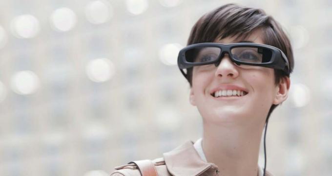 אישה המרכיבה משקפיים חכמות של Sony SmartEyeglass
