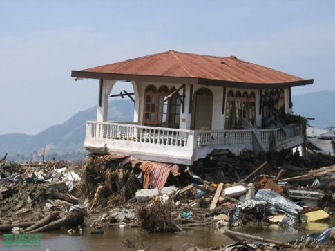 חלק מבית נותר על כנו בבנדה אצ'ה, אינדונזיה, לאחר הצונאמי באוקיינוס ​​ההודי ב-2004.