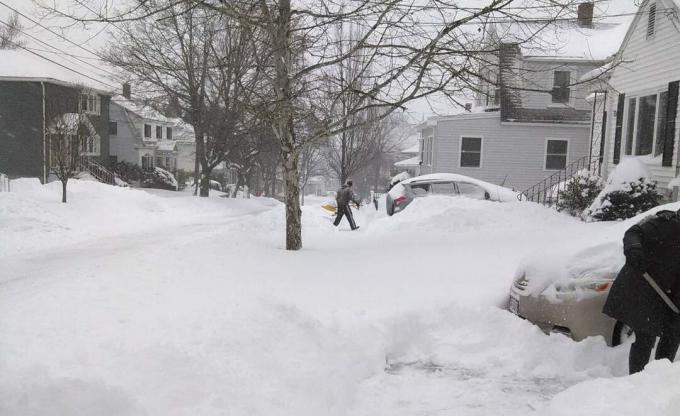 I residenti di Watertown, Massachusetts, escono da un norâeaster del gennaio 2015.