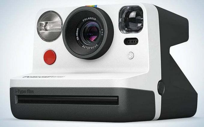 Мгновенная камера Polaroid на белом фоне
